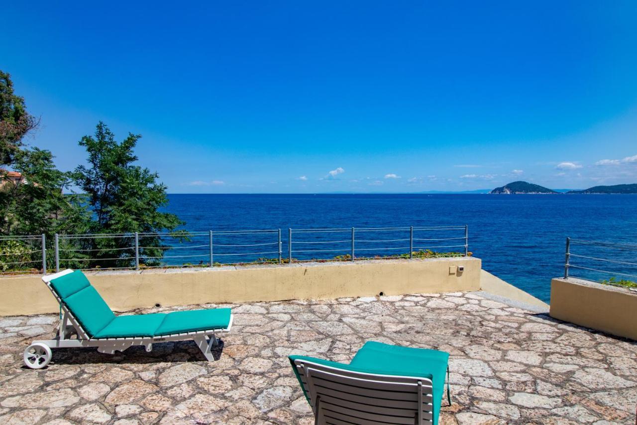Villa Le Sprizze A Bordo Del Mare - Goelba Марчана Марина Екстериор снимка